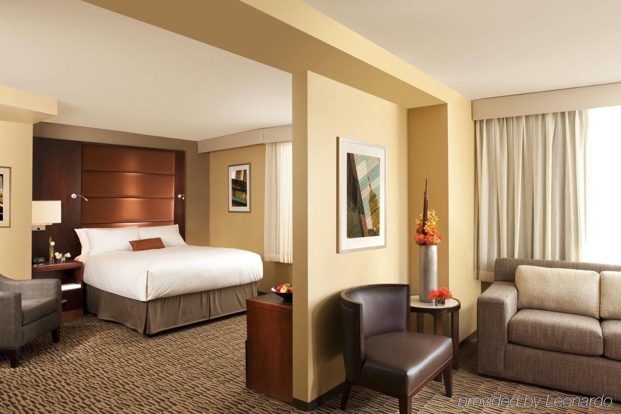 Sheraton Minneapolis Downtown Convention Center Exterior photo